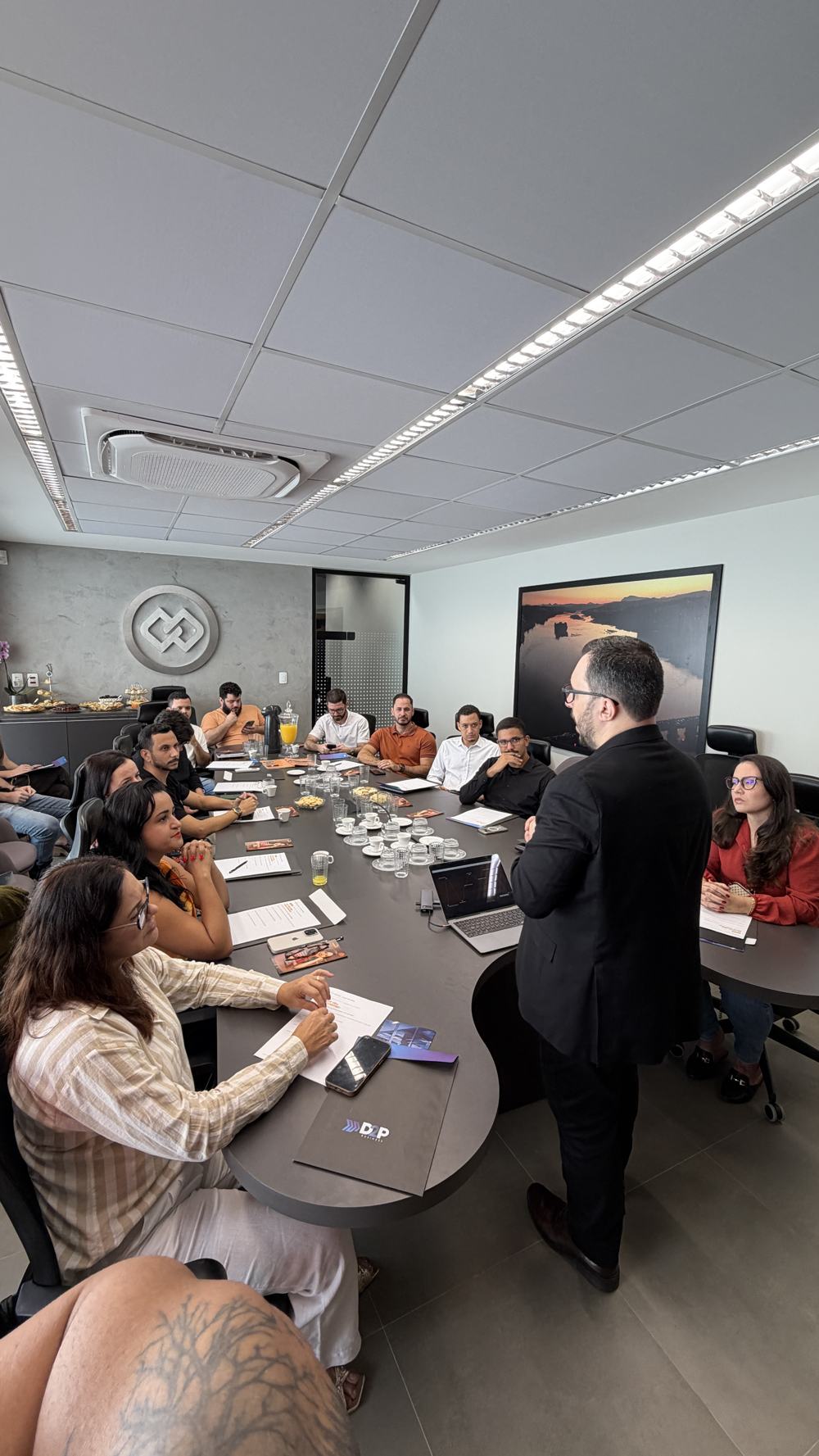 Sala cheia de empresários no evento realizado com a Cresol